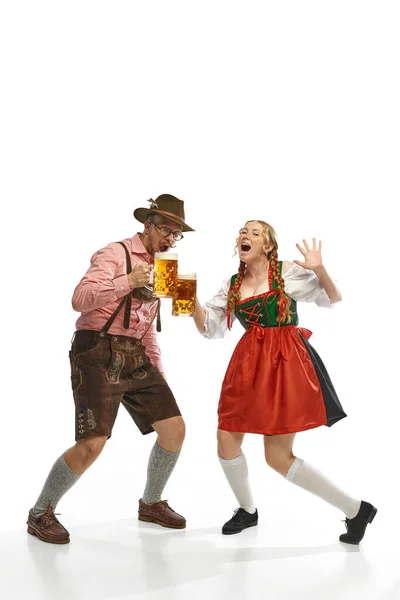 2人の友人を祝福する 伝統的なドイツの衣装を着た男性と女性が バイエルンビールでメガネを飲む アルコール 祭りの概念 Adのためのスペースをコピーする — ストック写真