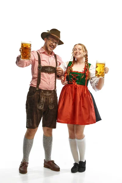 2人の友人を祝福する バイエルンのビールグラスでフォークフェスティバルの衣装を着た笑顔の男女の全貌の肖像画 アルコール 祭りの概念 Adのためのスペースをコピーする — ストック写真