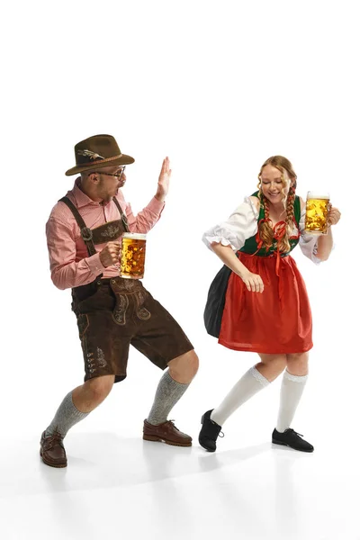 フェスティバルの衣装を着た感情的な男女の完全な長さの肖像画は バイエルンビールとグラスを持っています アルコール 祭りの概念 Adのためのスペースをコピーする — ストック写真