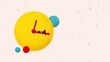 Hareket etmeyi, animasyonu durdurun. Genç bir kadın, çalışan dev saat üzerinde okla çalışıyor, teslim tarihlerini sembolize ediyor. Proje zamanı. İş ve kariyer kavramı, başarı, büyüme, hırs, teslim tarihleri, reklam