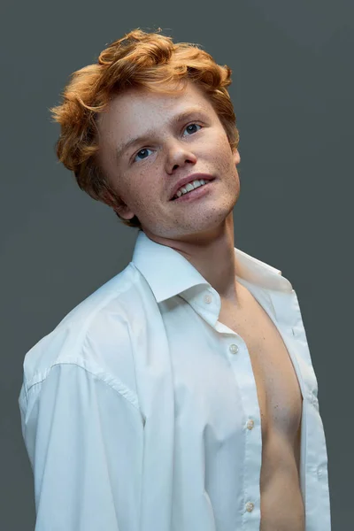 Beyaz Düğmesiz Gömlekli Çilli Çekici Kızıl Saçlı Genç Adam Portresi — Stok fotoğraf
