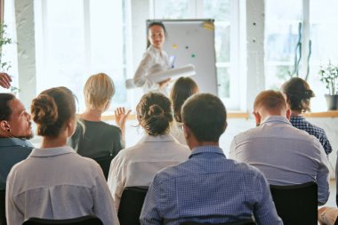 Kurumsal, iş kadını, sunum ve iş konferansında iş yerinde. Sunucu, mutlu, başarılı bayan konuşmacı. Eğitim, planlama, öğrenme, koçluk, iş konsepti