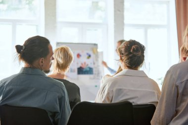 Uzman konuşmacı ile ofis çalışanları toplantısı. Bir grup iş adamı seminer konferansında toplanıyor. Konferans, eğitim, planlama, öğrenme, koçluk, iş.