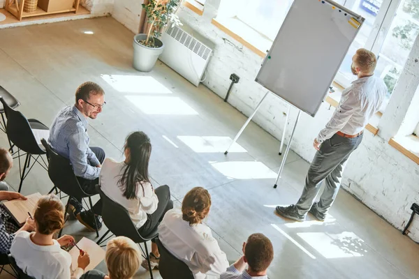 Ovanifrån Företagare Som Lyssnar Talare Vid Konferens Presentation Affärsmän Och — Stockfoto