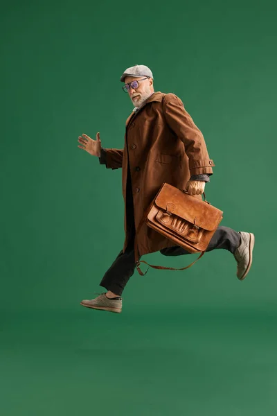 Sakallı Yaşlı Bir Adamın Tam Boy Portresi Yeşil Arka Planda — Stok fotoğraf