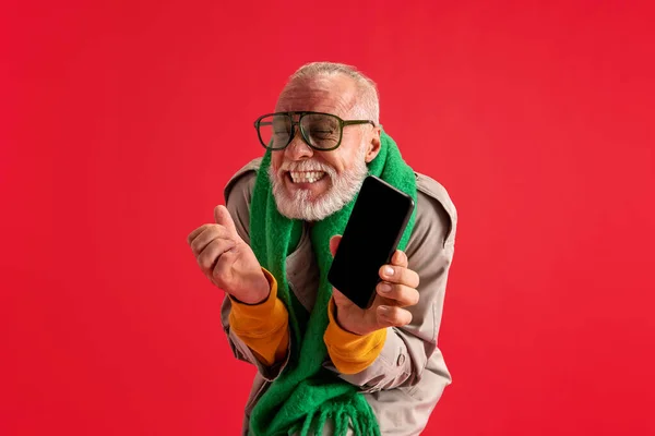 Sakallı Komik Yaşlı Bir Adamın Portresi Kameraya Bakıyor Elini Yumrukluyor — Stok fotoğraf