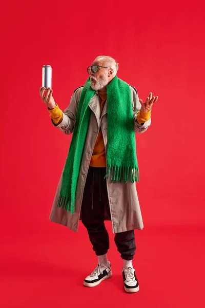 Komik Yaşlı Bir Adamın Uzun Boylu Portresi Yüzünde Şaşkın Duygular — Stok fotoğraf