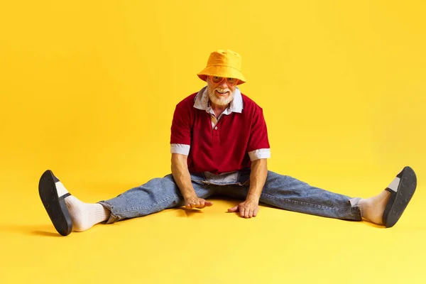 Çekici Neşeli Komik Bir Adamın Yerde Oturup Izole Edilmiş Sarı — Stok fotoğraf