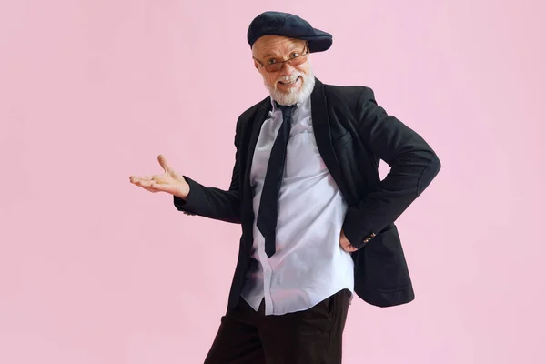 Sıradan Tarz Siyah Ceket Giymiş Yaşlı Sakallı Bir Adamın Portresi — Stok fotoğraf