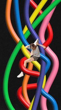 Çağdaş sanat eserleri. Renkli gökkuşağı çizgileri arasındaki esnek genç kadın karanlık mod arkaplanını izole etti. LGBTQ desteği. İnsan hakları, özgürlük. Aşk kavramı, ilişki, eşitlik