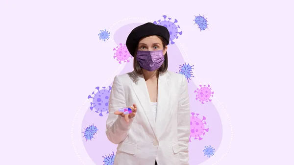 現代アートコラージュ 若い女性は 有害な明るいウイルスのバクテリアを取り囲む丸薬で手を握って顔にマスクを着用しました 女性の健康 ライフスタイル 健康の概念 アメリカ合衆国 — ストック写真