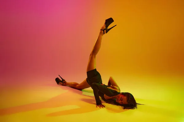 Junge Gut Sitzende Frauen Tanzen Auf Dem Boden Und Posieren — Stockfoto