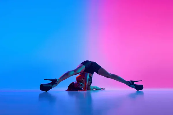 Flexibilita Žena Tanec Moderní Taneční Styl Přes Gradient Modré Růžové — Stock fotografie
