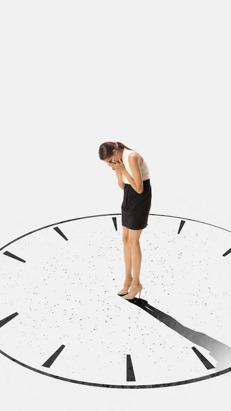 Współczesny Kolaż Artystyczny Zestresowanej Płaczącej Biznesmenki Przebywającej Ogromnym Zegarze Timer — Zdjęcie stockowe