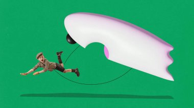 Çağdaş sanat kolajı. Büyük, beyaz, korkutucu bir hayaletin düşüşü şoke edici, retro giyimli küçük çocuk yeşil arka plan izole edilmiş. Gizem kavramı, fantezi, cadılar bayramı, moda, tatil.