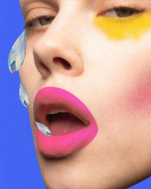 Çağdaş sanat kolajı. Modern sanat eserleri. Genç bir kadının yakın portresi, manken kristallerle ağlıyor. Güzellik kavramı, renkler, cazibe, makyaj, moda, tarz, ilham.