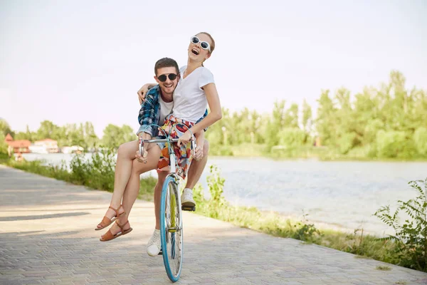 Молодая Пара Смеющаяся Радостная Женщина Парень Отправляются Велосипедную Прогулку Солнечный — стоковое фото