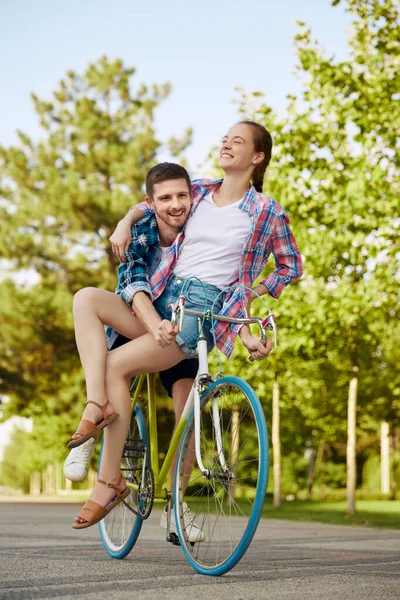 Razem Przygody Para Zakochanych Jeździ Jednym Rowerze Przystojny Facet Śmiejącą — Zdjęcie stockowe