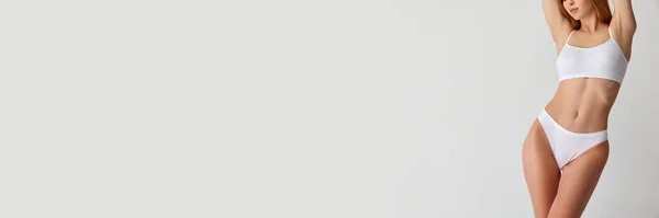 スリムな女性の体のクロップされたイメージ ライトスタジオの背景に隔離された白い下着の胃 ウェルビング 自然の美しさ 体とスキンケア 健康的な食事 ダイエットの概念 エイドリアン バナー ポスター — ストック写真