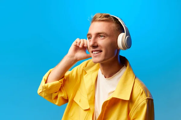 Portret Młodego Przystojnego Uśmiechniętego Faceta Studenta Jasnym Stroju Modowym Słuchającego — Zdjęcie stockowe