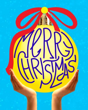 Poster. Çağdaş sanat kolajı. Modern yaratıcı sanat eserleri. Noel oyuncağını tutan insan, kadın eli, yazılı top. Kış tatili kavramı, Aralık, eğlence, mutluluk, yeni yıl.