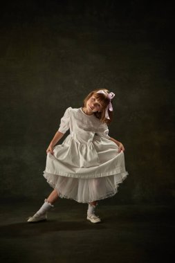 - Majesteleri. Zarif küçük prensesin portresi, beyaz elbiseli bir kızın klasik arka planı. Peri karakteri. Fantezi, çizgi film, boş zaman, tarihi yeniden çekim, duygular, kraliçe kavramı. Ad