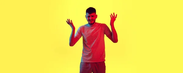 Портрет Недопонимания Молодого Человека Студента Повседневной Одежде Поднятые Руки Изолированы — стоковое фото