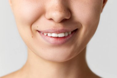 Diş bakımı. Kadın yüzünün kırpılmış görüntüsü. Gülümseyen genç bir kadın, diş beyazlatma, tazelik. Cilt bakımı kavramı, doğal güzellik, kozmetik ve kozmetik, spa