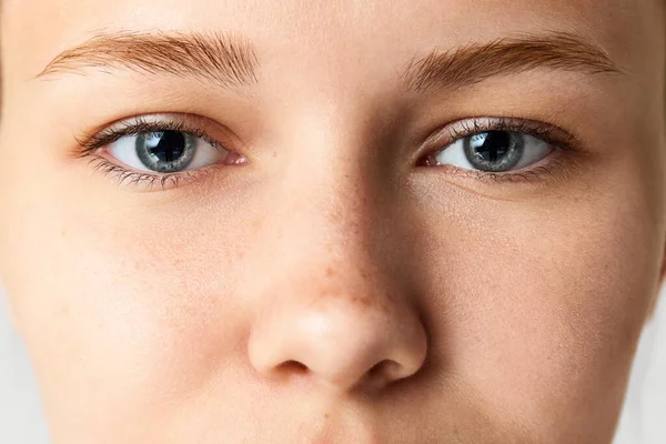 Zbliżenie Kobiecej Twarzy Oczu Nosa Piękna Młoda Kobieta Piegami Nosie — Zdjęcie stockowe
