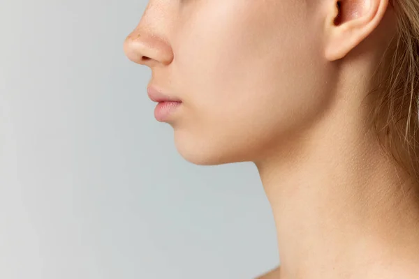 Обрізане Зображення Жіночого Обличчя Ізольоване Сірому Студійному Фоні Зменшення Подвійного — стокове фото