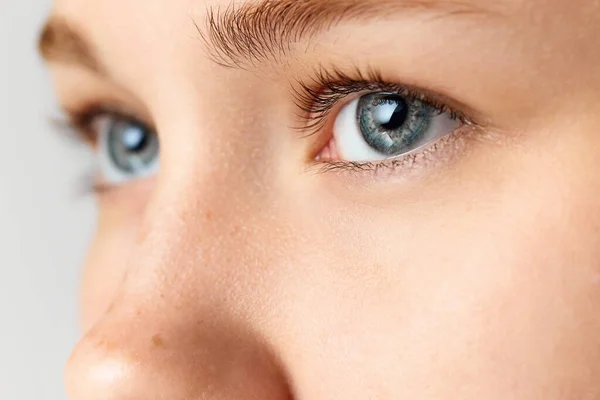 Zbliżenie Kobiecej Twarzy Odwracanie Wzroku Piękne Niebieskie Oczy Wizja Opieka — Zdjęcie stockowe