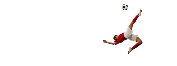 Конкурентная Мотивированная Молодая Девушка Футболист Движении Пинающий Мяч Падающий Изолированный — стоковое фото