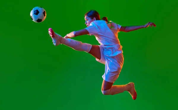 Joven Mujer Competitiva Jugador Fútbol Femenino Movimiento Pateando Pelota Salto — Foto de Stock
