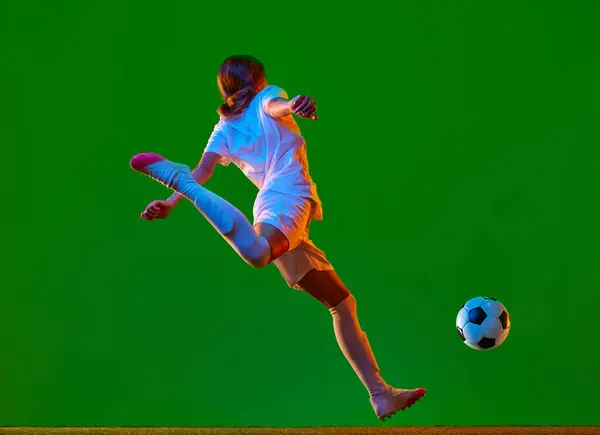 Vista Posterior Joven Jugador Fútbol Movimiento Entrenamiento Jugar Patear Pelota —  Fotos de Stock