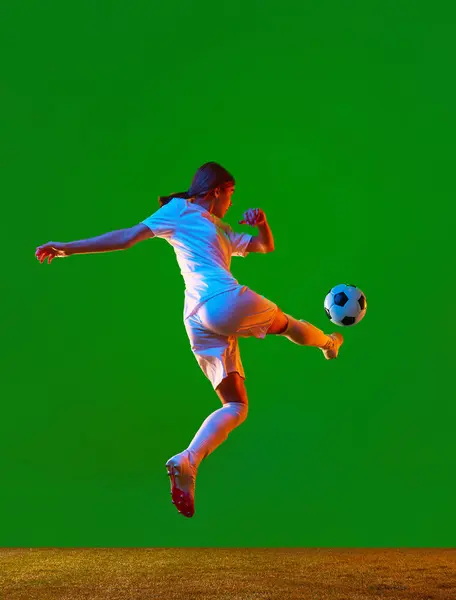Image Dynamique Pleine Longueur Jeune Fille Athlète Football Mouvement Ballon — Photo
