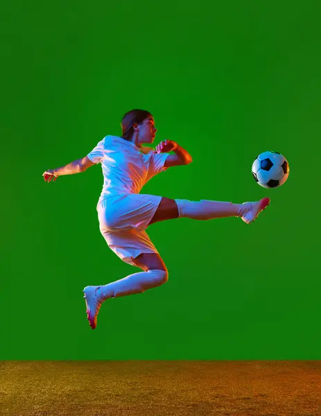 Imagen Dinámica Larga Duración Joven Atleta Fútbol Movimiento Pateando Pelota — Foto de Stock
