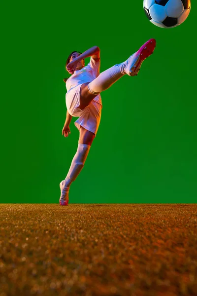 Vista Inferior Imagen Dinámica Mujer Joven Jugador Fútbol Movimiento Pateando — Foto de Stock