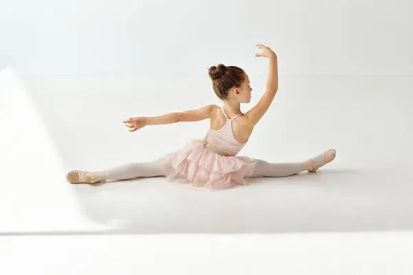 Rückseite Porträt Von Kleinen Entzückenden Ballerina Tänzerin Mädchen Sitzt Zwirn — Stockfoto