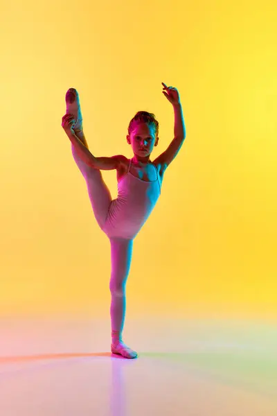 Portrait Eines Kleinen Flexiblen Kind Ballerina Tänzerin Mädchens Sport Badeanzug — Stockfoto