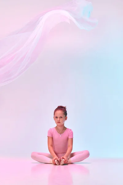 Porträt Einer Kleinen Entzückenden Vorschultänzerin Die Schmetterlingspose Mit Fliegendem Stoff — Stockfoto