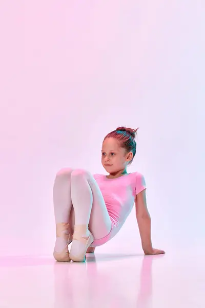 Portret Małej Ślicznej Tancerki Baleriny Noszącej Strój Kąpielowy Wskazującej Trening — Zdjęcie stockowe