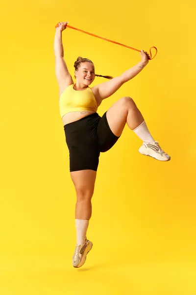 Retrato Cuerpo Entero Mujer Talla Grande Vestida Entrenamiento Deportivo Saltando — Foto de Stock