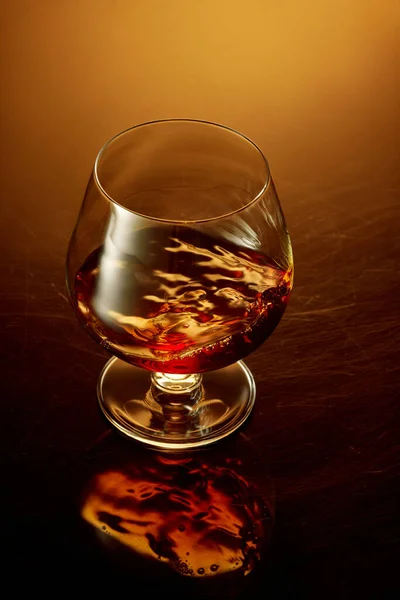 Vista Dall Alto Bicchiere Whisky Rum Brandy Bourbon Sfondo Dorato — Foto Stock