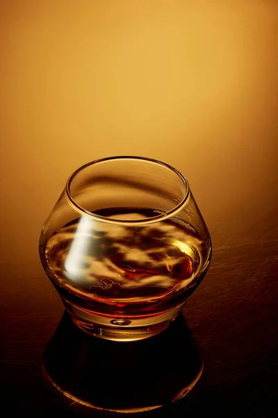Vista Dall Alto Del Bicchiere Whisky Rum Brandy Bourbon Sfondo — Foto Stock