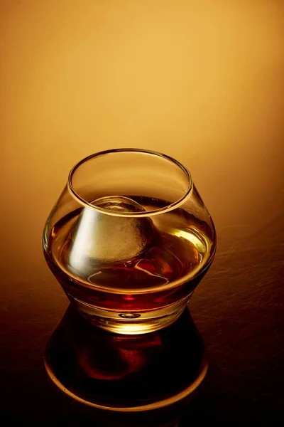Vista Dall Alto Bicchiere Whisky Rum Brandy Bourbon Con Cubetti — Foto Stock