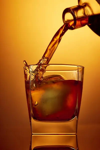 Közelkép Fröccsenő Üveg Whisky Rum Brandy Vagy Gin Jégkocka Felett — Stock Fotó