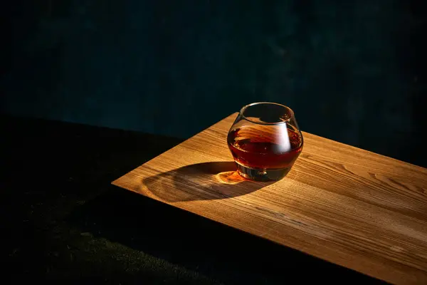 Top Kilátás Üveg Whisky Rum Brandy Vagy Bourbon Áll Asztal — Stock Fotó