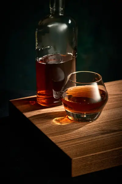 Fénykép Palack Üveg Whisky Rum Brandy Vagy Bourbon Álló Asztal — Stock Fotó