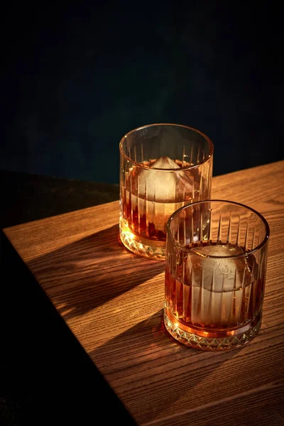 Top Kilátás Két Pohár Whisky Rum Brandy Vagy Bourbon Jégkockával — Stock Fotó
