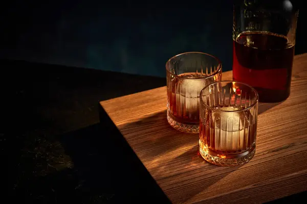 Draufsicht Auf Zwei Gläser Whiskey Rum Brandy Oder Bourbon Mit — Stockfoto